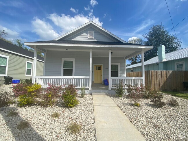 Building Photo - BEAUTIFUL 3 BEDROOM HOME