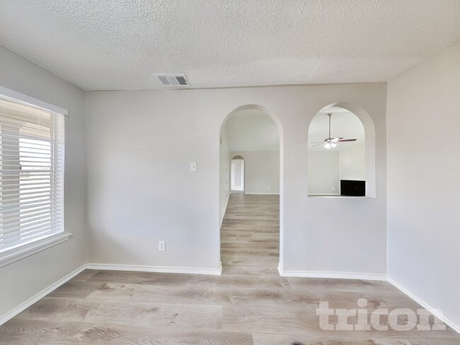 Photo - 1142 Shadyglen Cir