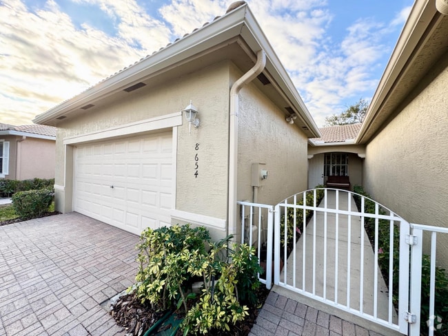 Building Photo - 8654 Lineyard Cay Rental