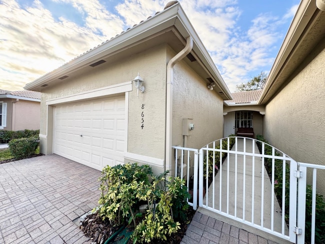 Building Photo - 8654 Lineyard Cay Rental
