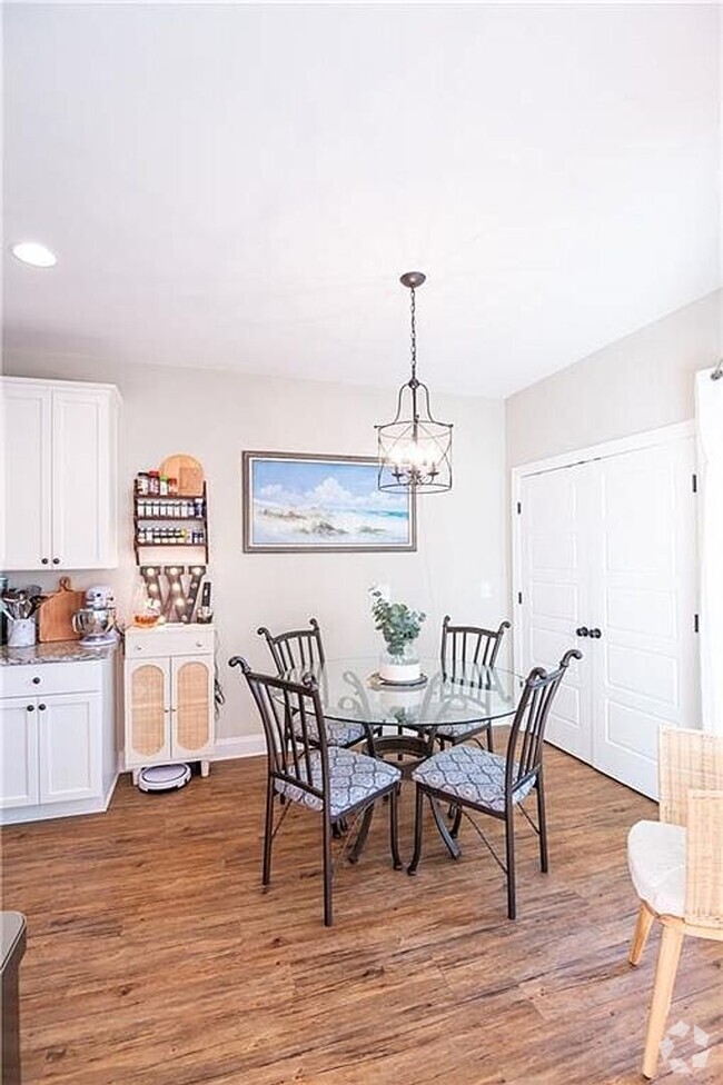 Building Photo - Townhouse in Auburn Available for August!