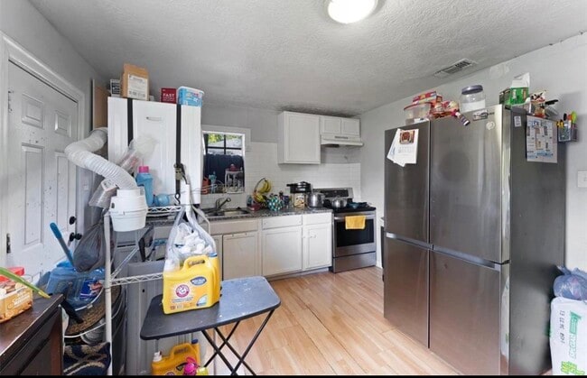 Photo - 8538 Sunderland Rd