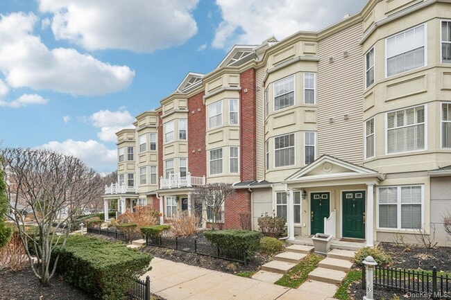 Building Photo - 10 Bridge Ln