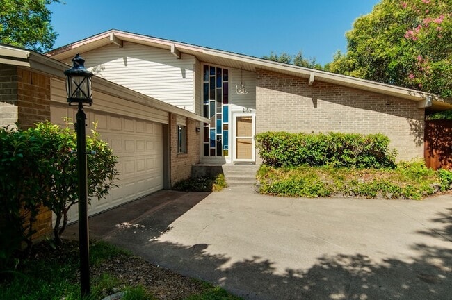 Building Photo - 9023 Pinewood Dr
