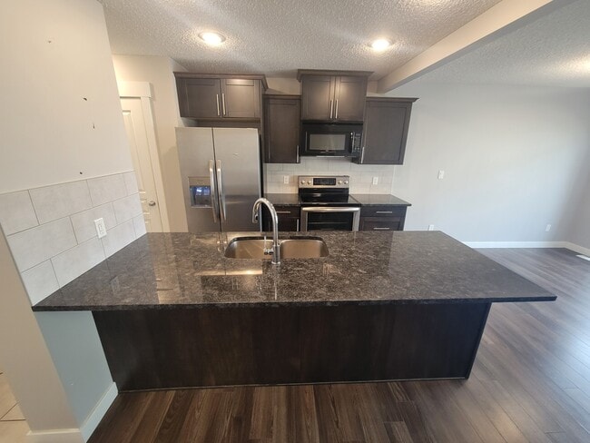 Building Photo - 5404-5414 14 Ave SW