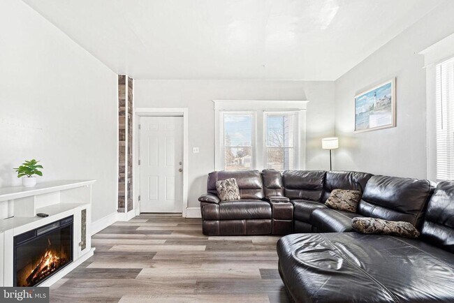 Photo - 1945 Cooper St