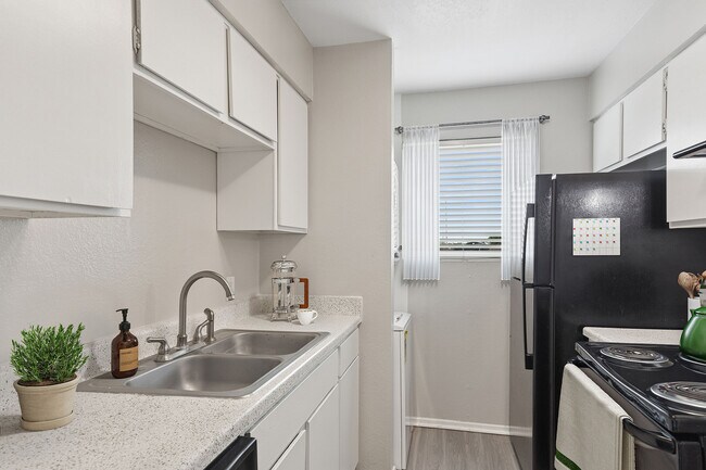 Building Photo - ReNew Midland Rental