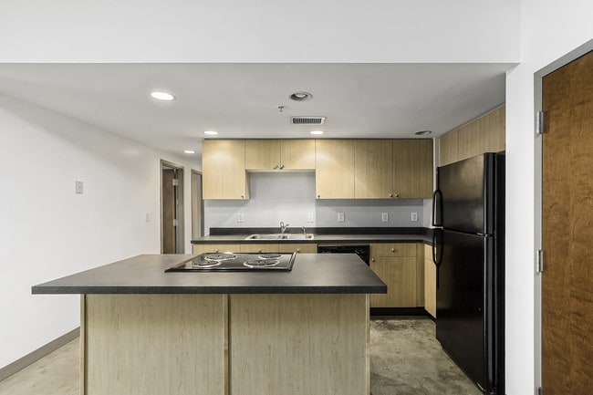 Photo - 767 N High St