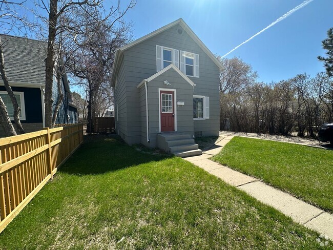 Building Photo - 4 Bedroom House!