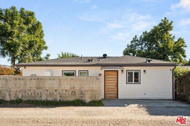 Building Photo - 6917 1/2 Hesperia Ave