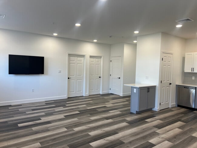 Building Photo - 24 S Elm St Unit 103