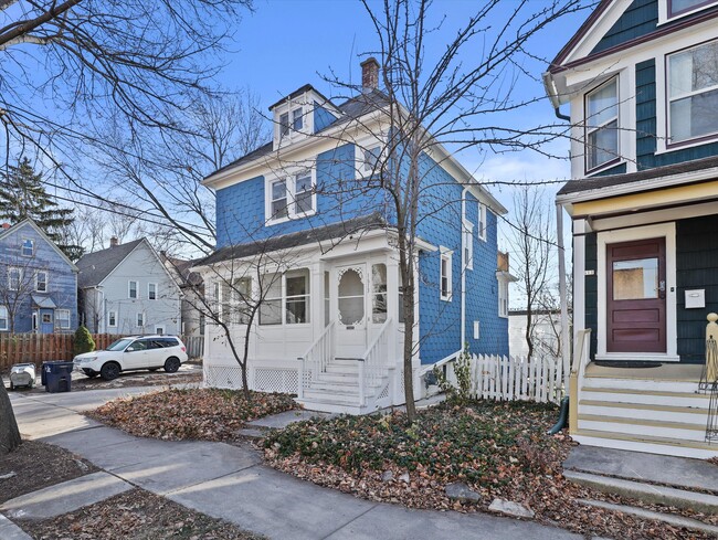 Building Photo - 1613 E Hartford Ave Rental