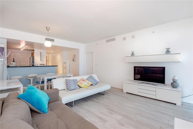 Photo - 253 NE 2nd St Unidad 907