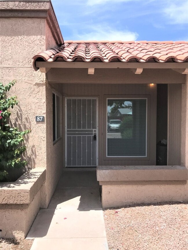 Building Photo - **BEAUTIFUL RENOVATED 2 BEDROOM/2 BATHROOM PATIO HOME IN CHANDLER (CHANDLER BLVD & COOPER)**