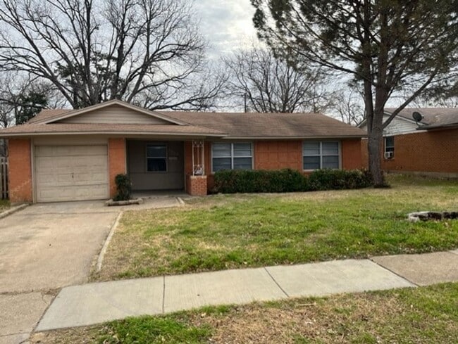 Building Photo - 1909 Dorothy Dr Rental