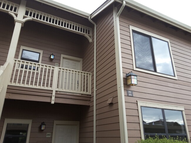 Building Photo - Newly Remodeled Condo Unit - Pet Friendly