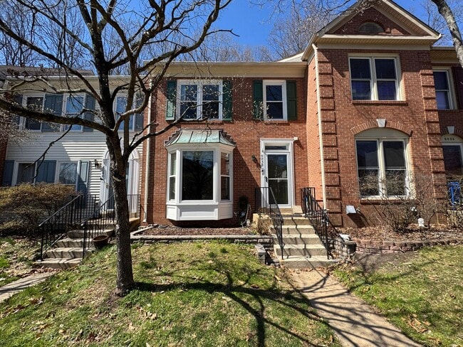 Building Photo - Gorgeous 3 Bed 2/2 Bath Interior Townhome In Little Rocky Run