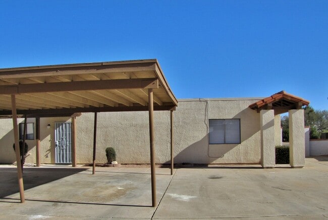 Building Photo - 1124 Plaza Oro Loma