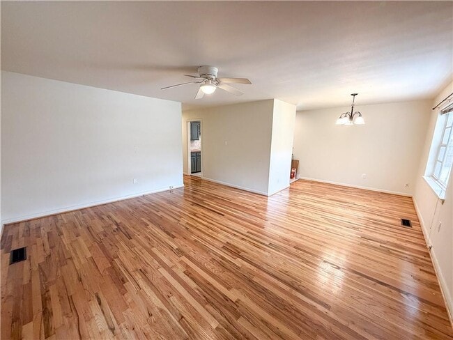 Photo - 220 Ennis St