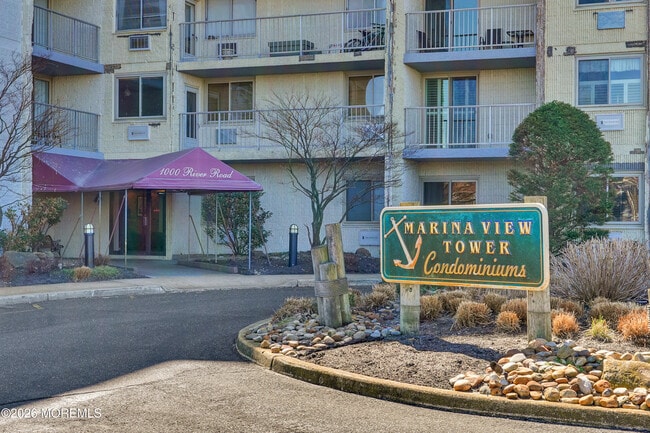 Building Photo - 1000 River Rd Unit 7E