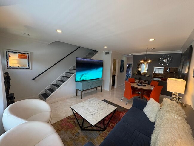 Building Photo - 113 NE 20th Ct Unit 4g