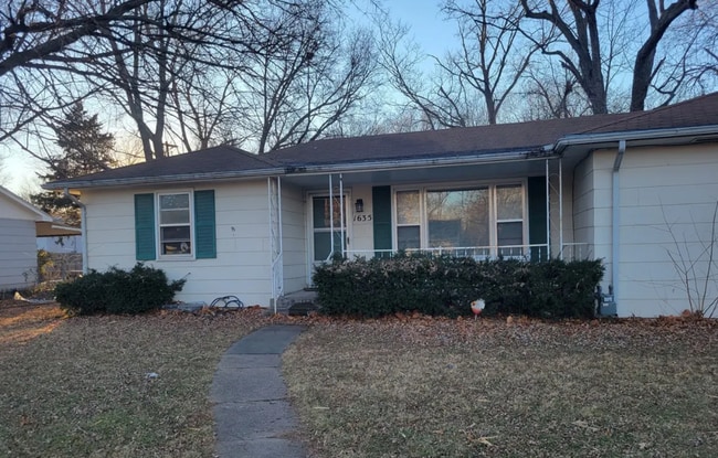 Building Photo - Don't miss out on this beautiful home!