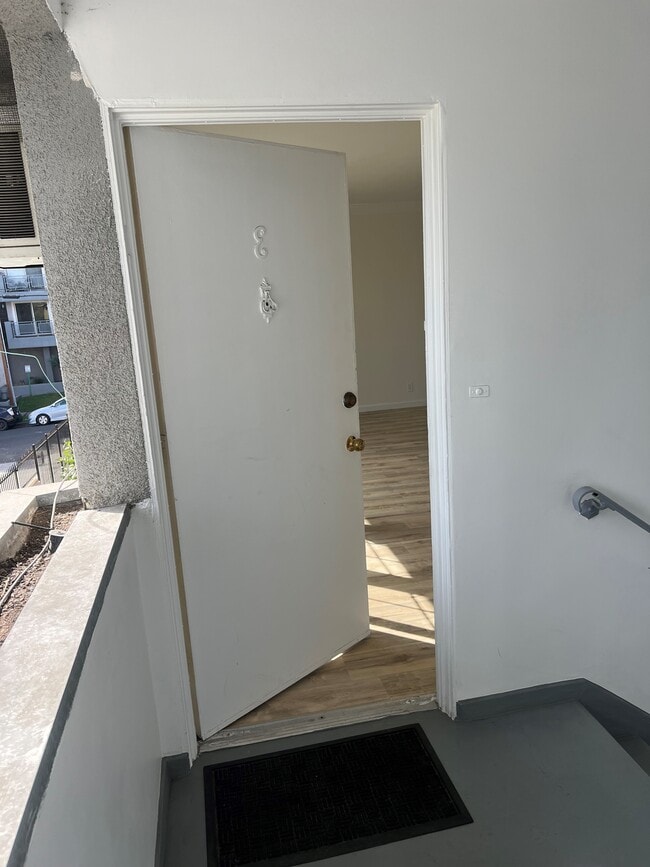 Building Photo - 12233 Vanowen St Unit D