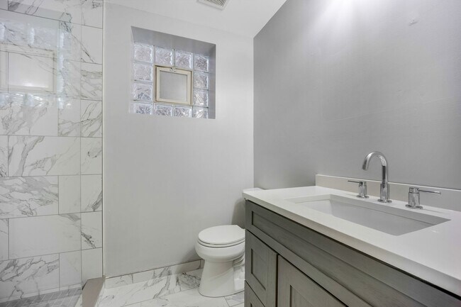 Photo - 2033 W Huron St