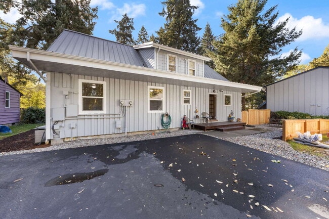 Building Photo - Updated 3 bedroom duplex Unit A