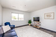 2BR, 2BA - 720-750 SF