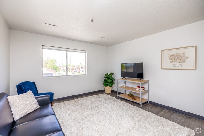 2BR, 2BA - 720-750 SF