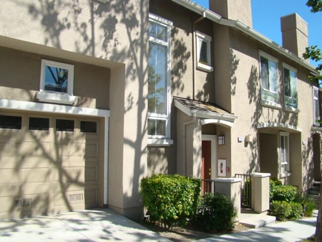 Building Photo - Townhouse 2 bedroom, 2 bath, washer/dryer, refrigerator, 2 car garage, patio