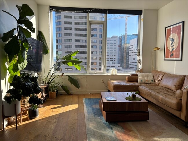 Building Photo - 1321 Seneca St Unit 904