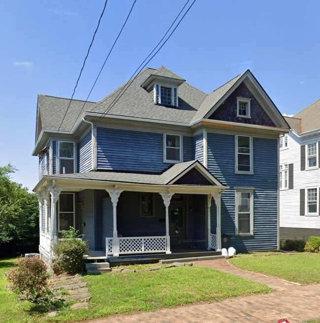 Building Photo - 3 Bedroom || 1 Bathroom Upstairs Duplex Unit B