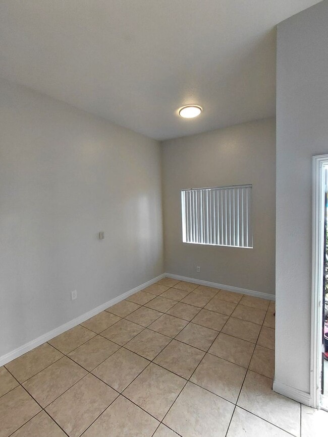 Photo - 851 W 93rd St Unidad B