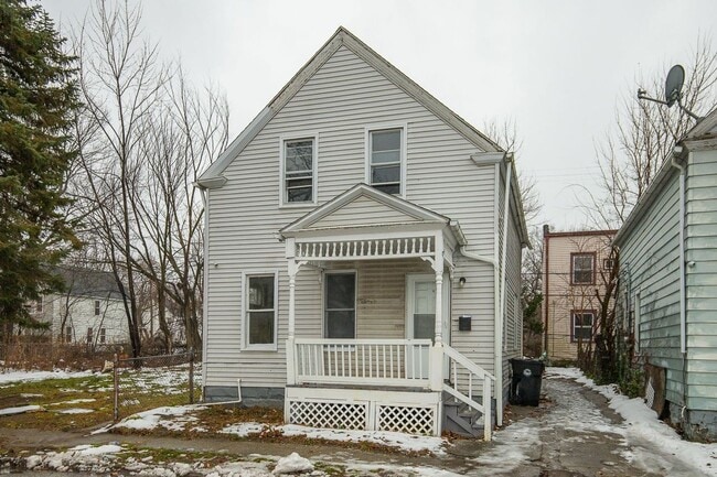 Building Photo - Charming 3-Bedroom Property in Prime Location