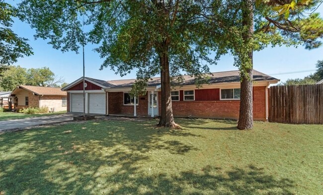 Photo - 411 Yorkshire Dr