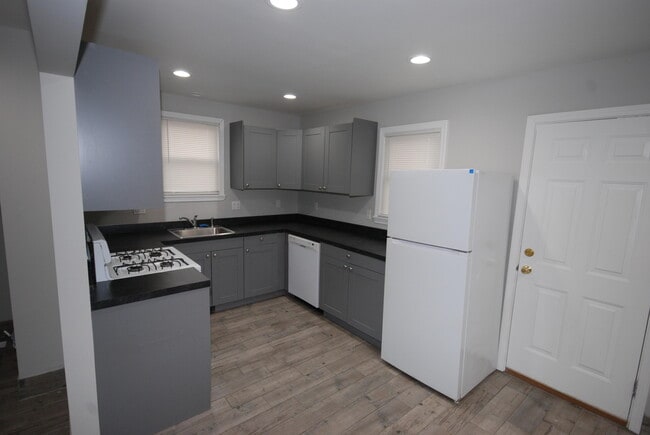 Photo - 1872 Champaign Rd