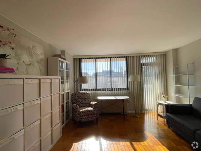 Building Photo - 801 N Pitt St Unit 208 Rental