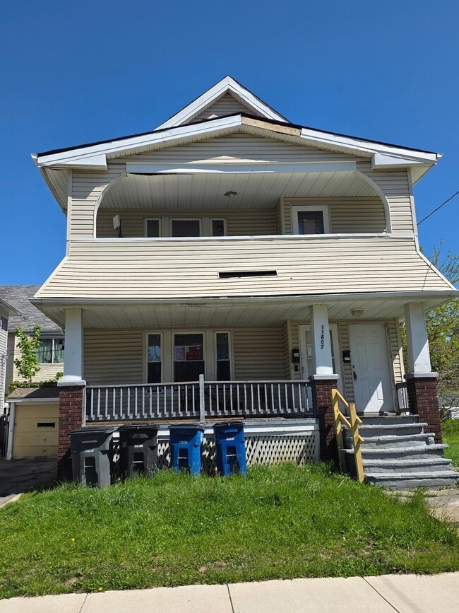 Building Photo - 11807 Honeydale Ave
