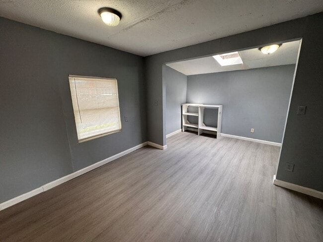 Photo - 1 bed brand new flooring and paint! easy application and move in!