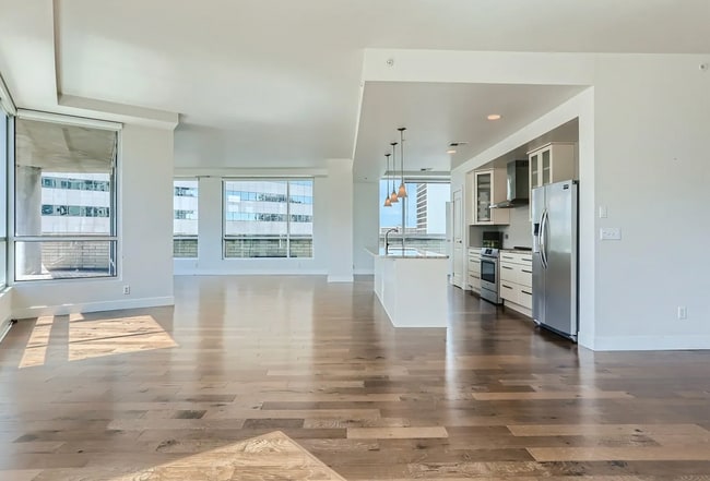 Building Photo - 2001 Lincoln St Unit 711