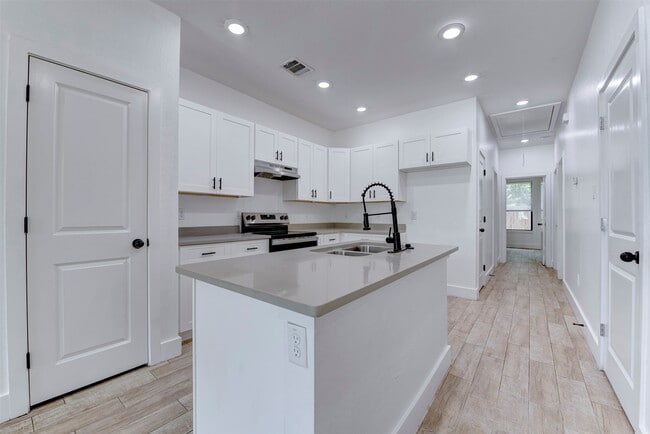 Building Photo - 5121 Southwind St Unit B