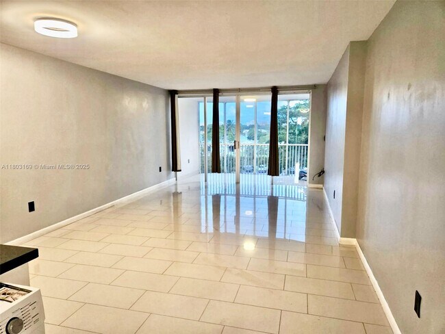 Photo - 2-1782 NE 191st St Unidad 409-2