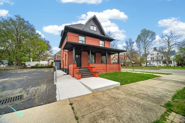 729 W 9th St