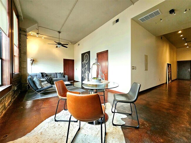 Photo - 2205 McKinney St Unidad 304