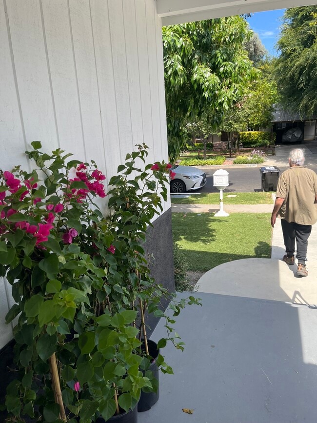 Photo - 5779 Enfield Ave