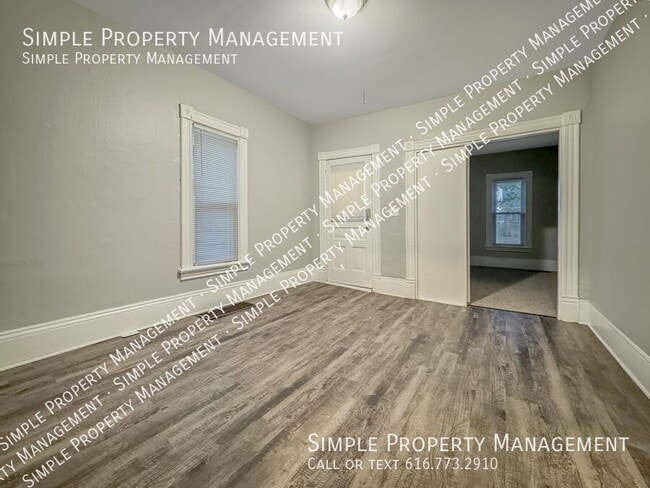 Photo - 1572 Quarry Ave NW