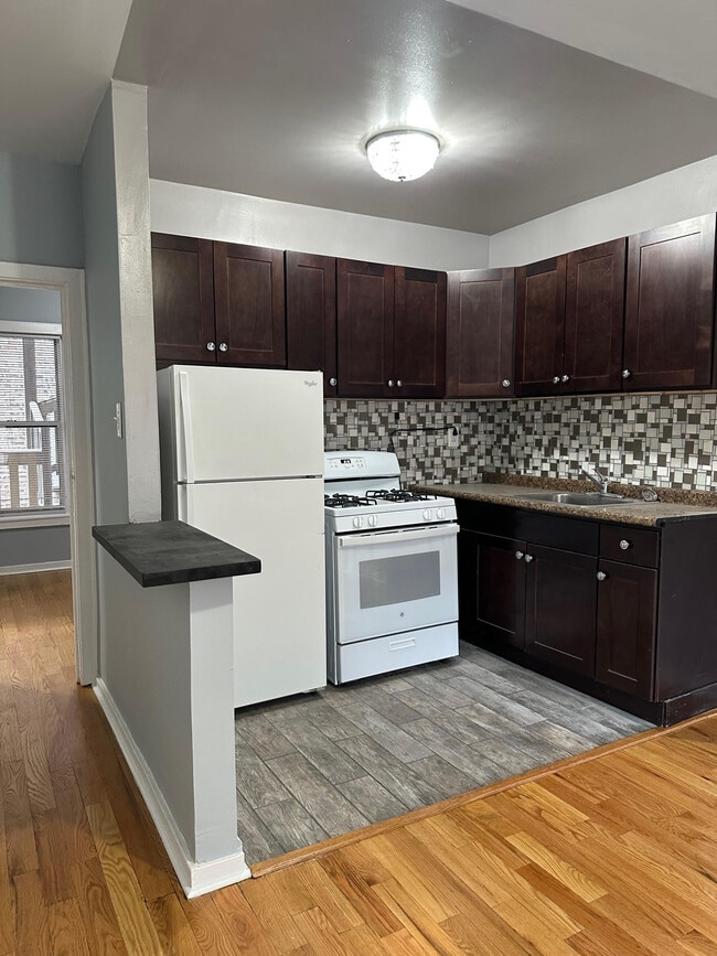 Building Photo - 5670 N Ridge Ave Unit ONE BEDROOM - 1S