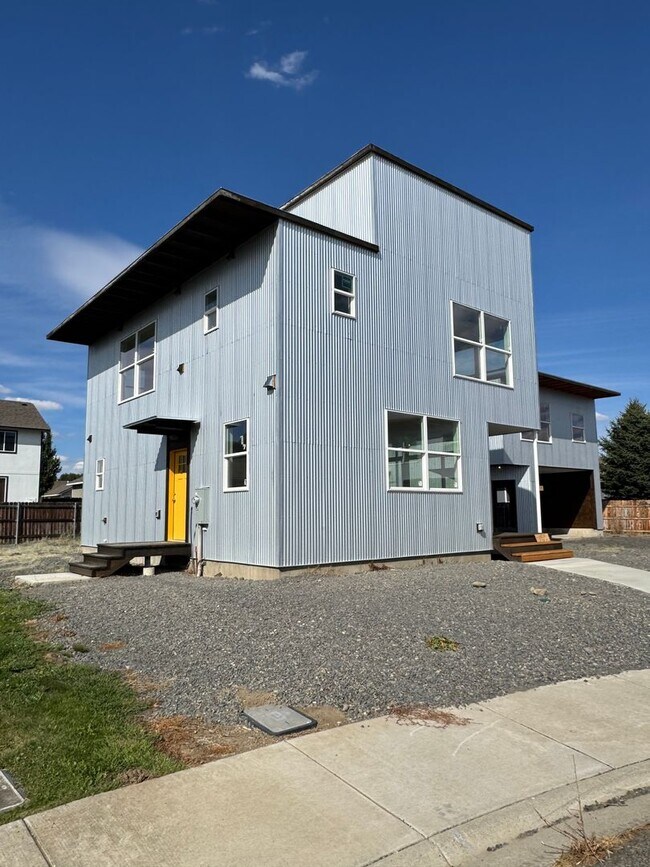 Building Photo - Bright 3BR/3BA with Soaring Ceilings & Lar... Rental